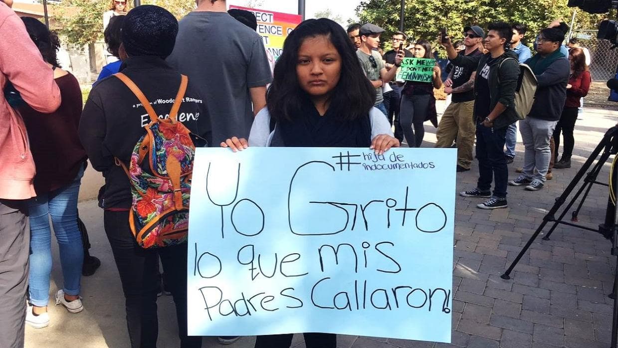 Xóchitl Medina, estudiante de Pierce College en la protesta contra la elección de Donald Trump como presidente.