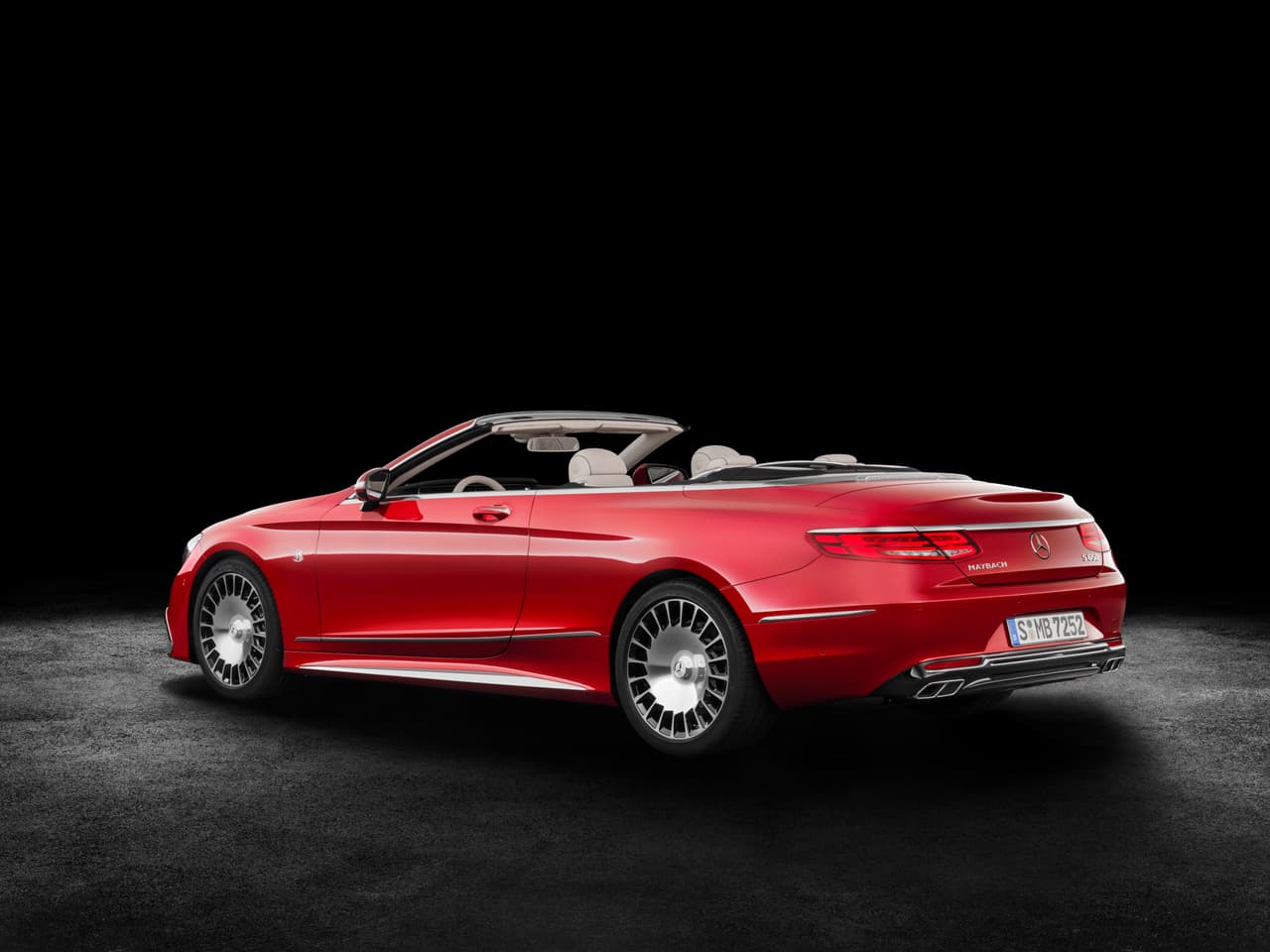 El Mercedes-Maybach S650 Cabriolet es un vehículo de un volumen imponente que empequeñece todo lo que se le pone cerca.