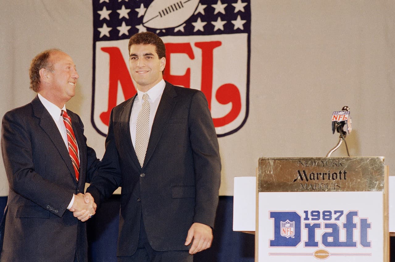 1987 — VINNY TESTAVERDE
<b>Tampa Bay Buccaneers</b> | QB Miami
<br>Vinny Testaverde, el quarterback ganador del Trofeo Heisman de la Universidad de Miami, estrecha la mano del comisionado de la NFL Pete Rozelle durante el draft de la NFL en Nueva York el martes 28 de abril de 1987. Testaverde, que firmó un contrato de seis años con el Tampa Bay Buccaneers, fue formalmente nombrado el No. 1 como el Draft se puso en marcha. (Foto del AP / Ray Stubblebine)
