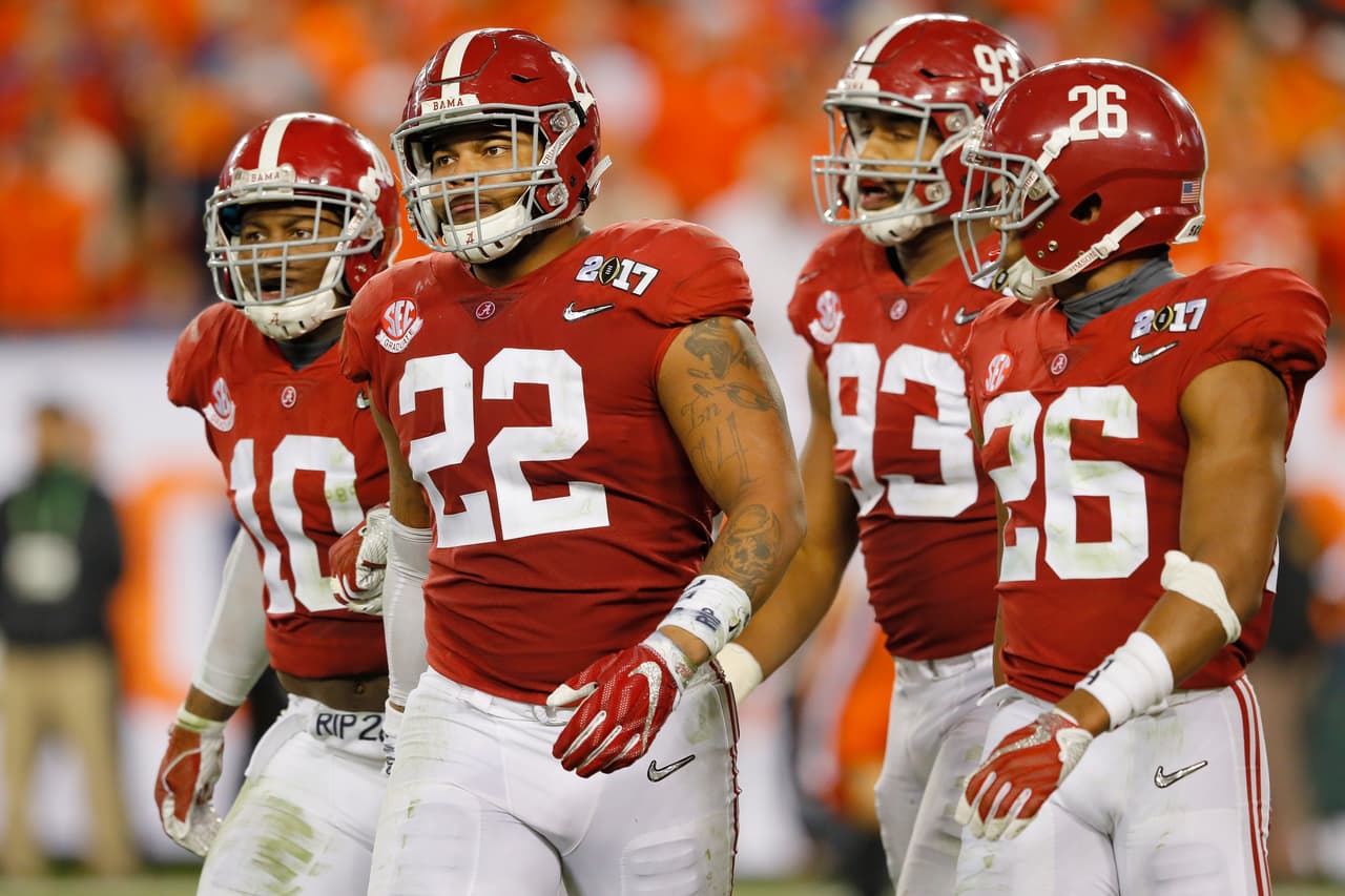 El linebacker Ryan Anderson # 22 y sus compañeros de Alabama Crimson Tide ven con preocupación como cambió el partido ante Clemson.