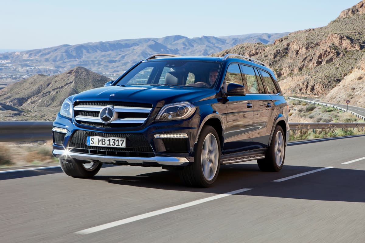 12. Mercedes-Benz GL550 4MATIC (26 pts): La seguridad, la comodidad y el lujo que proporciona la camioneta full size de Mercedes-Benz equipada con un V8 de 4.7 litros con doble turbo de 429 caballos de fuerza, vienen con un precio alto. Lástima que el medio ambiente también tenga que pagarlo.