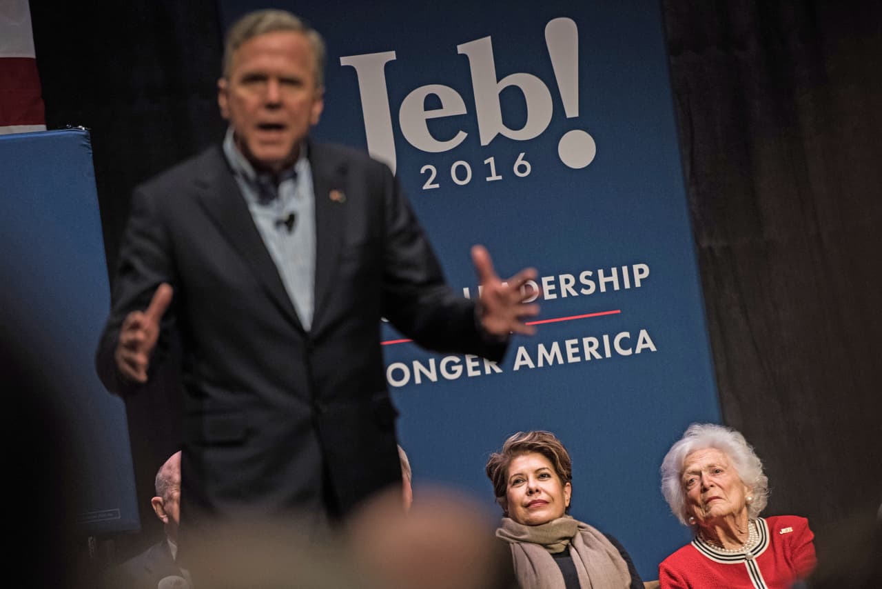 Jeb Bush con su esposa, Columba, y su madre, Barbara, en un evento de campaña en Carolina del Sur en febrero.