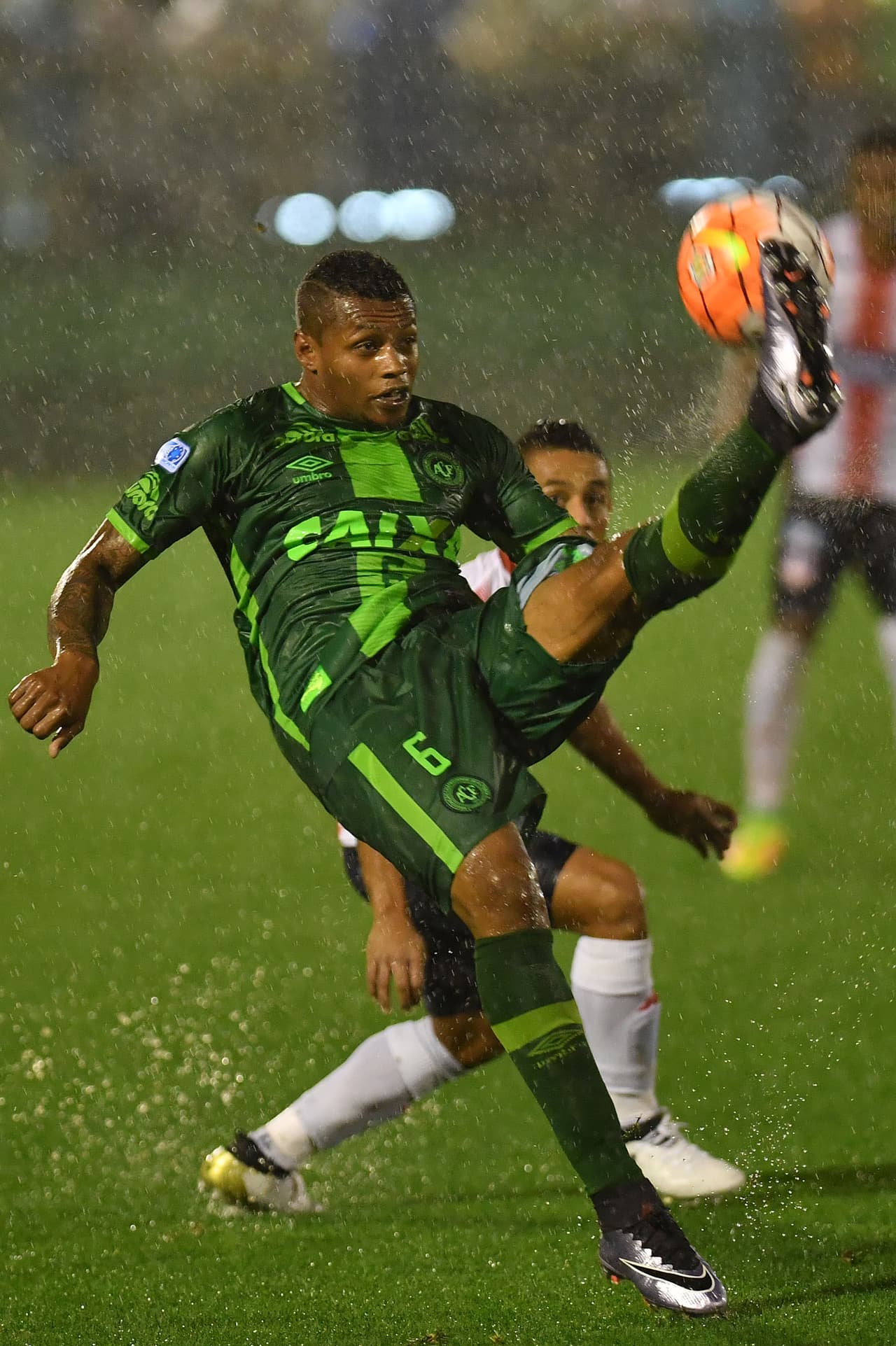 Dener jugaba como lateral izquierdo del Chapecoense y jugó para equipos como Gremio, Coritiba y el Vitória a sus 25 años de edad.