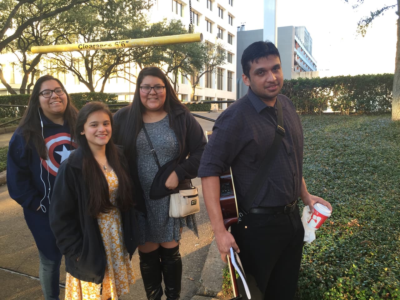 Cantando y con toda la energía se hicieron sentir los jóvenes texanos que madrugaron en busca de la oportunidad de sus vidas. Cada uno tuvo la misión de convencernos con su talento, personalidad y estilo único, muchos audicionaron pero sólo los mejores subirán al escenario.