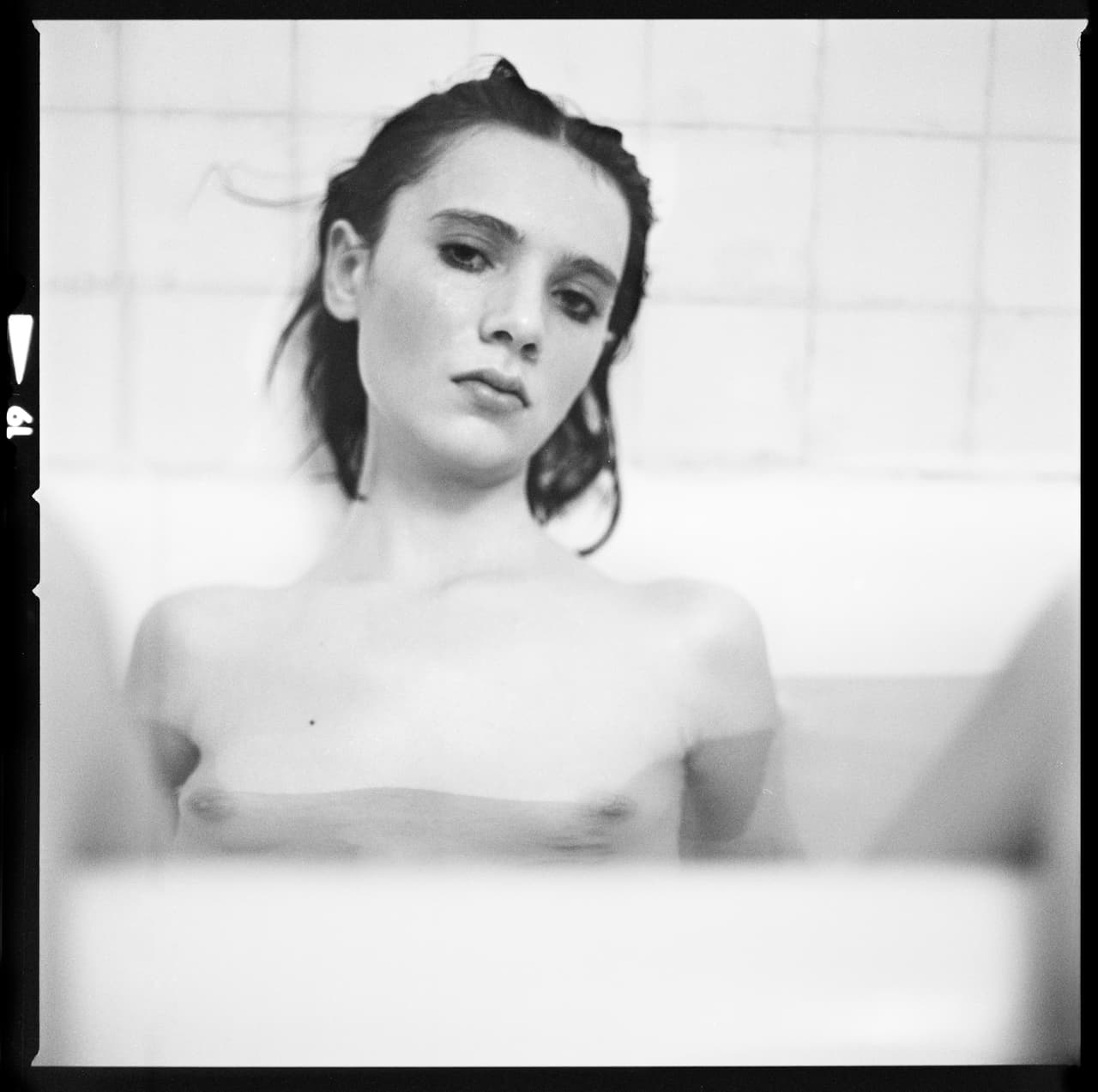 Esta historia empieza con esta foto. Una tarde cuando la modelo y fotógrafa radicada en Nueva York, Sasha Frolova se sentía abrumada, se tomó un retrato en su bañera en donde a través del agua se insinuaban sus pezones. La subió a sus redes. Lejos de lanzar un mensaje sensual, la fotógrafa quería retratar su estado de ánimo. Pero eso ni Facebook ni Instagram lo entendieron. Y su foto fue censurada y retirada de las redes.
<br>