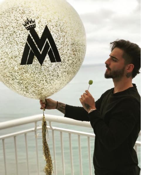 Al llamado 'Pretty Boy' le gusta demostrar su personalidad infantil, como en esta foto en la que disfruta una paleeta mientras sostiene un globo. Sus seguidores todo le aplauden.