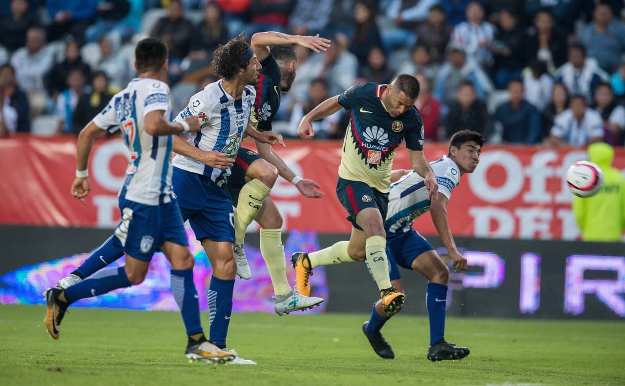 Los últimos minutos del primer tiempo fueron de gran emoción. Un par de llegadas y una falta no marcada levantaron a los aficionados de sus asientos.