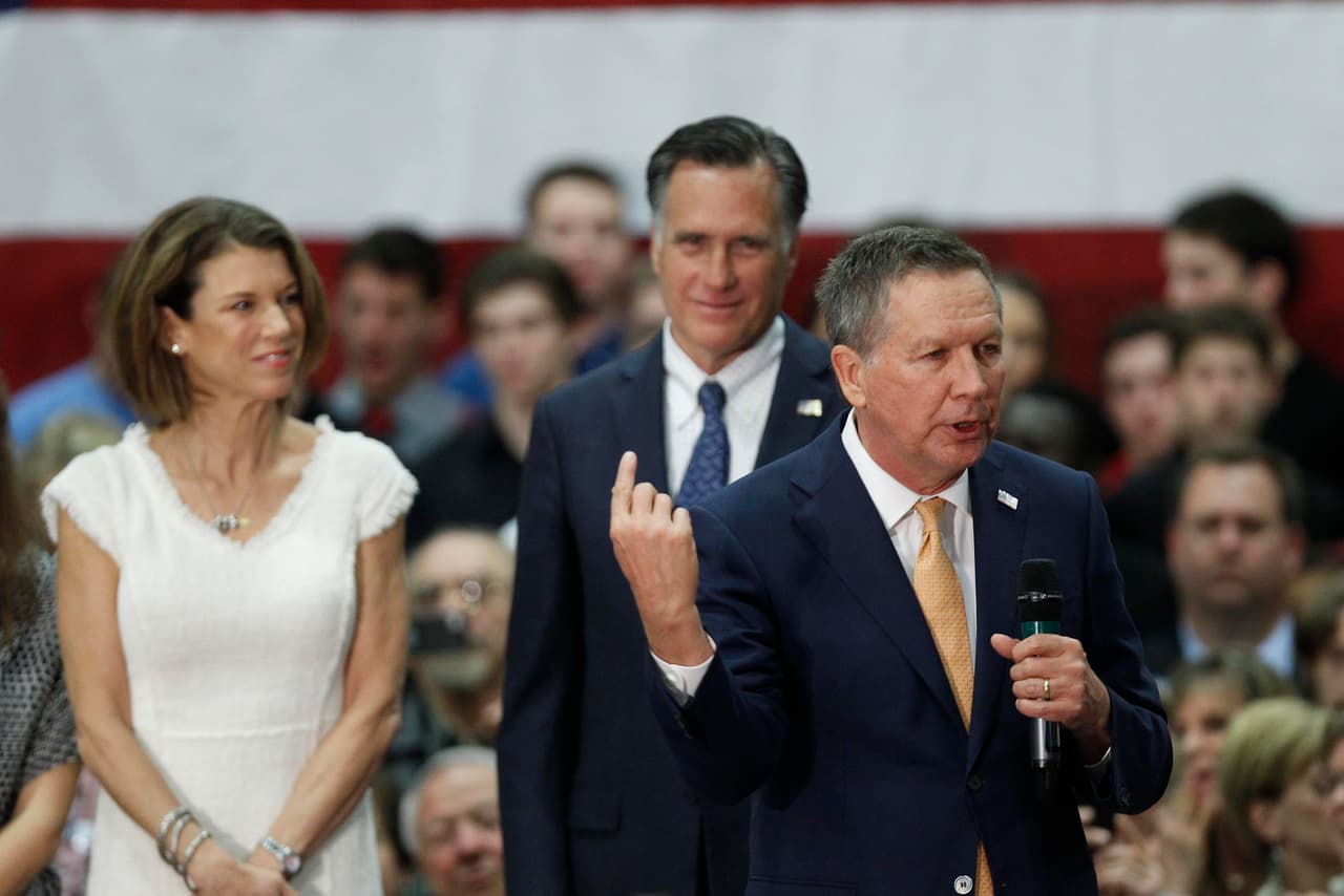 John Kasich y Mitt Romney en un evento electoral en marzo durante las primarias republicanas.