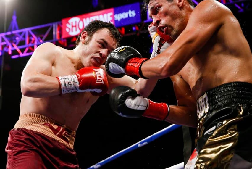 La contienda fue muy desigual, Chávez Jr. subió al ring entre 180 y 185 libras, Reyes apenas superó las 170. El trámite de la pelea fue sencillo para Julio César y ganó por decisión unánime después del 10 rondas. (Texto: Geovany Guerrero)