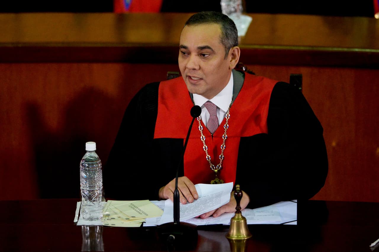 Moreno fue expulsado del Poder Judicial en 2007 y de inmediato se incorporó a la Cancillería de Nicolás Maduro. En 2014, la mayoría chavista en el Parlamento lo nombró magistrado del TSJ.