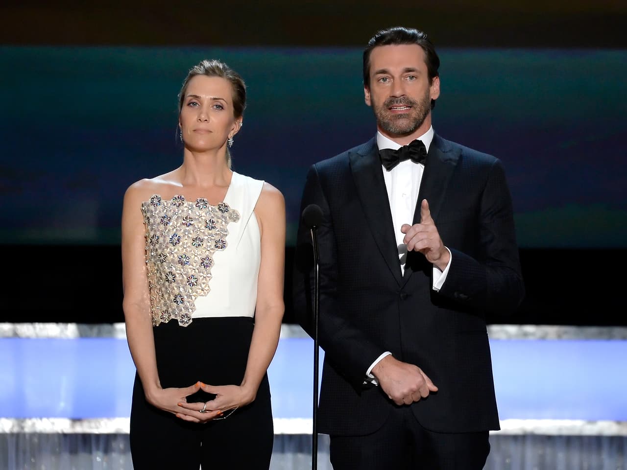 Los primeros presentadores de la noche: Kristen Wiig y Jon Hamm, nombraron Mejor actriz en comedia - TV.