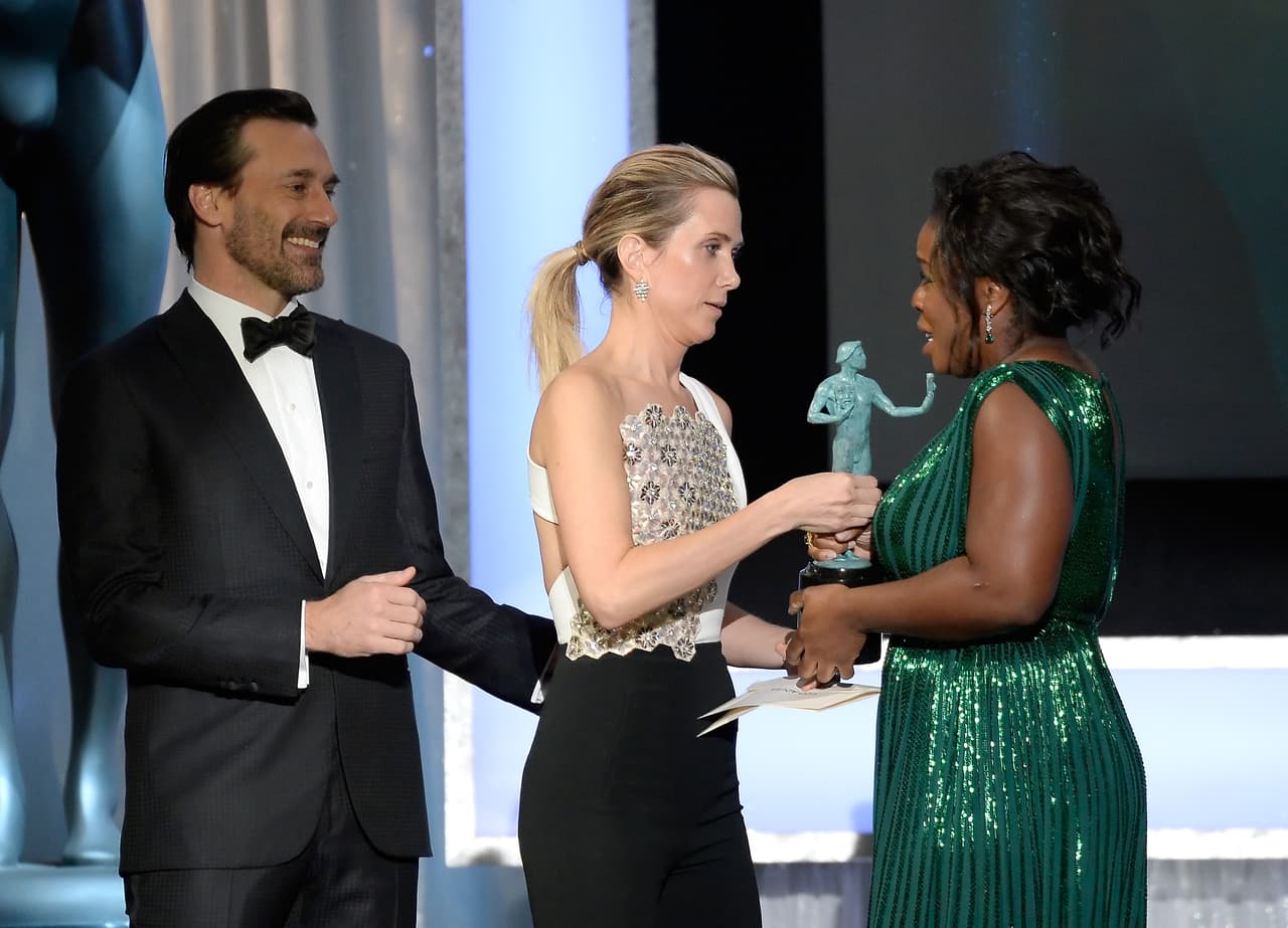 Dándole su premio a Uzo Aduba por 'Orange is the New Black'