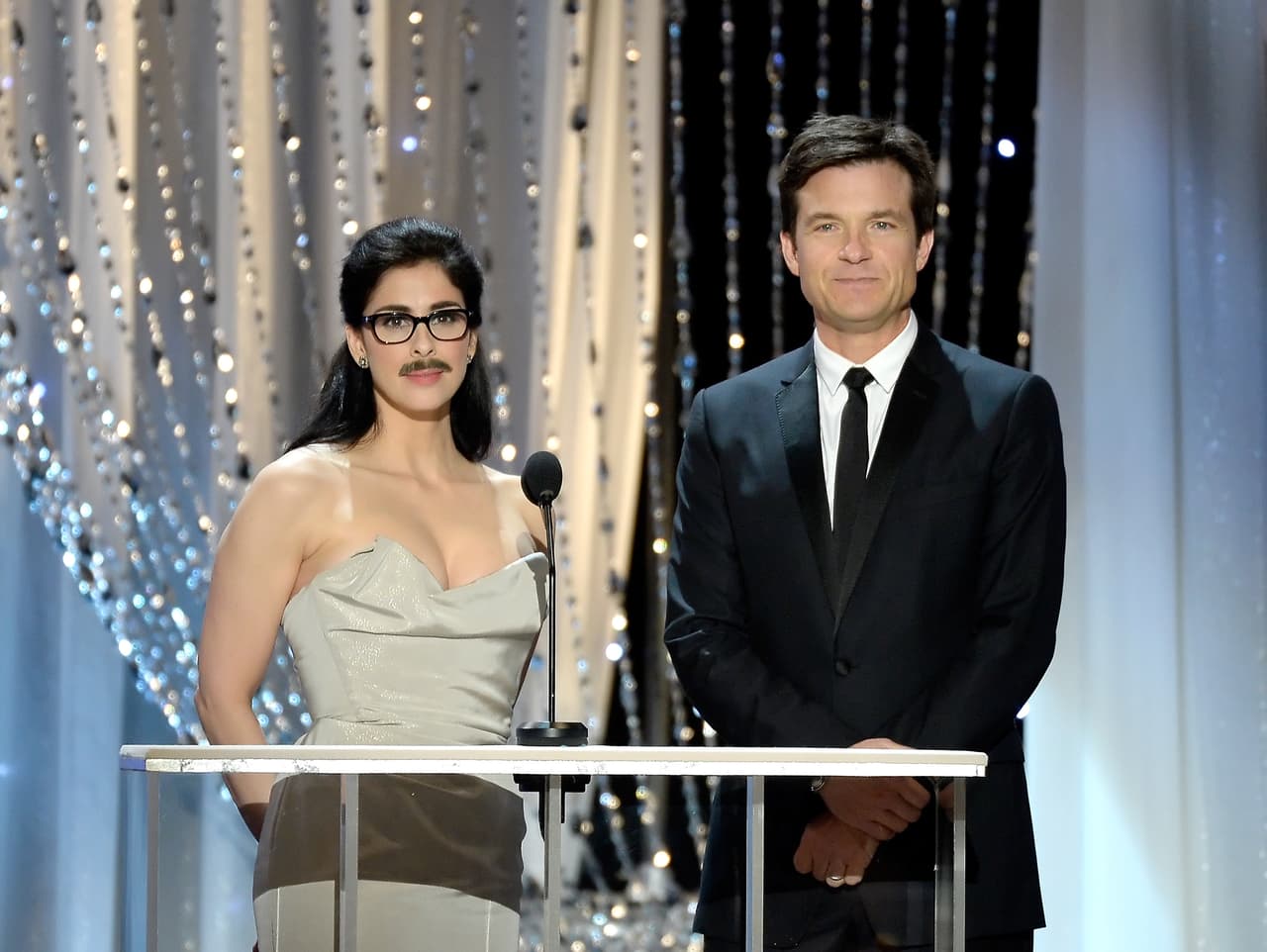 Sarah Silverman (bromeando con bigotito) y Jason Bateman anunciaron Mejor actor en comedia - tv.