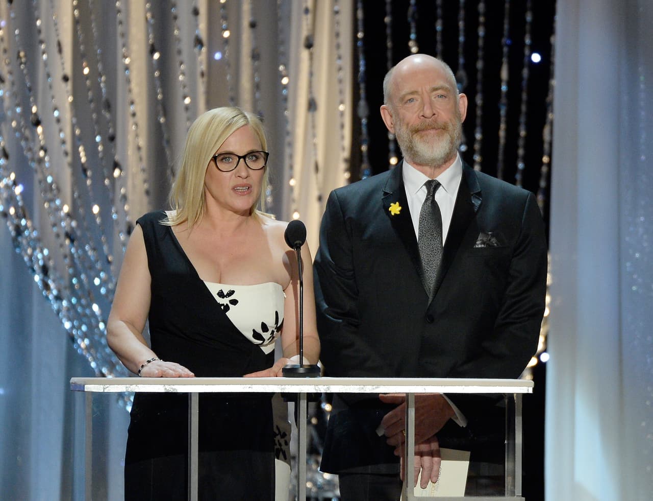 Ganadores en categorías de reparto en 2015, Patricia Arquette y JK Simmons, anunciaron al Mejor elenco en comedia TV.