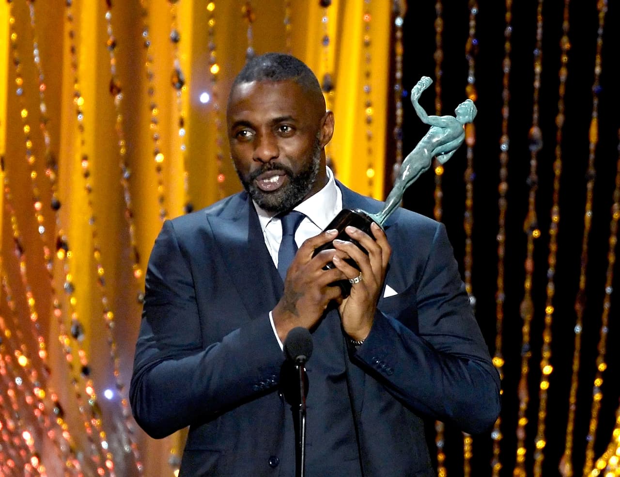 Idris Elba ganó su primer SAG de la noche con 'Beasts of No Nation'.