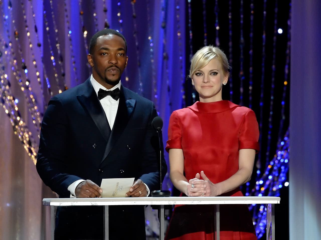 Anthony Mackie y Anna Faris presentaron Mejor actriz en miniserie o cinta para TV.