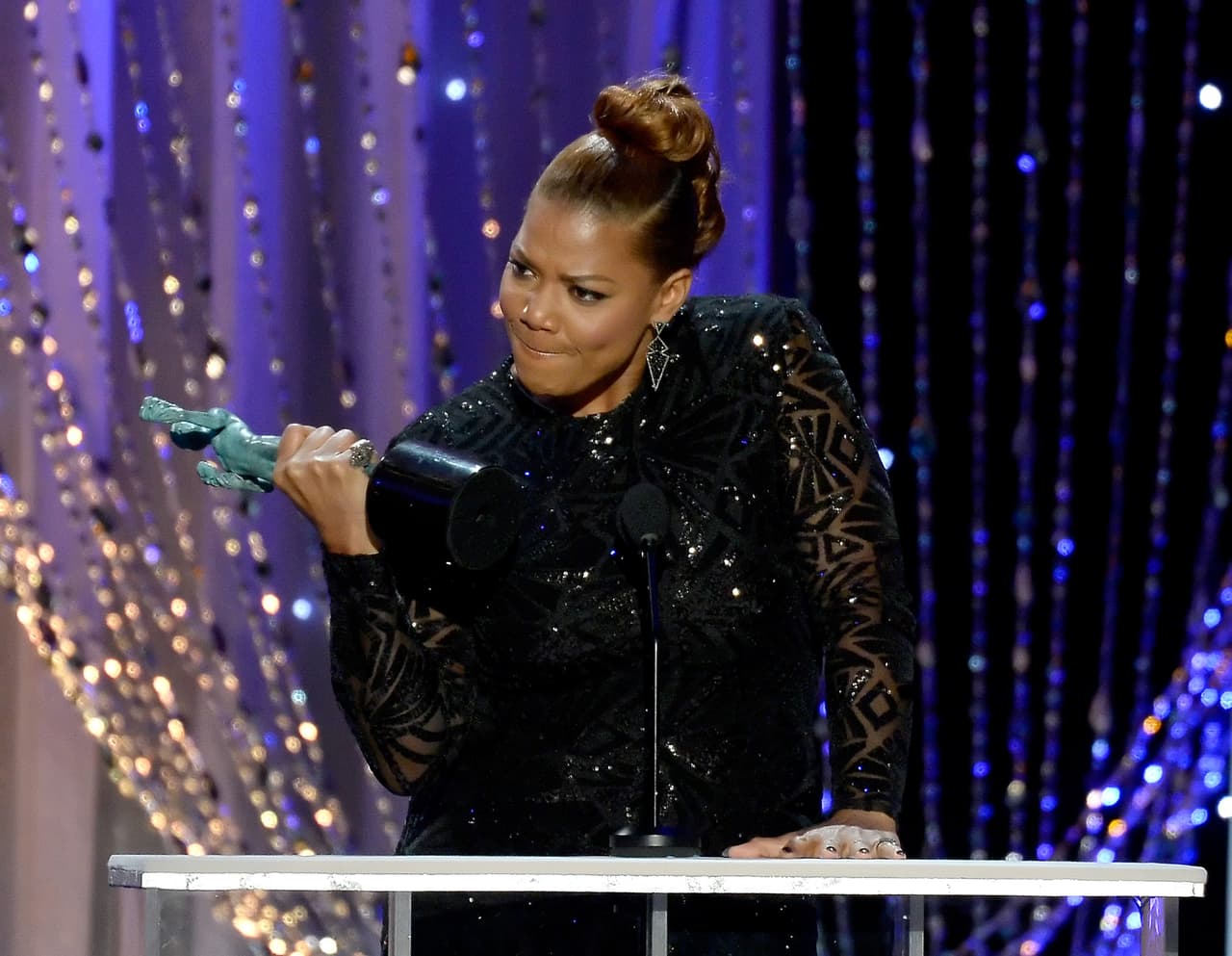 ¡Y se puso a hacer pesas con el trofeo!