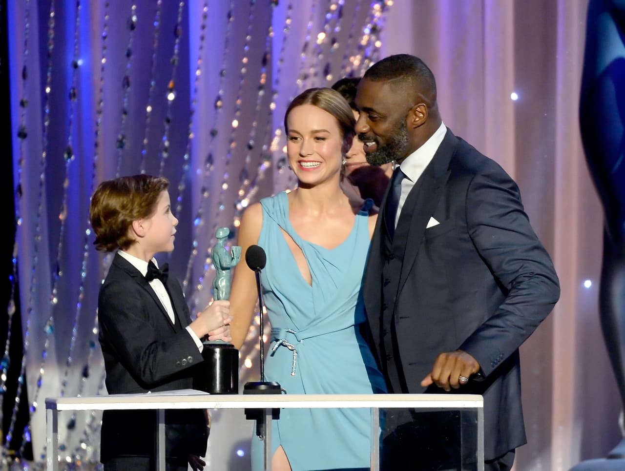 Jacob entregándole su premio SAG a Idris Elba por 'Luther'.