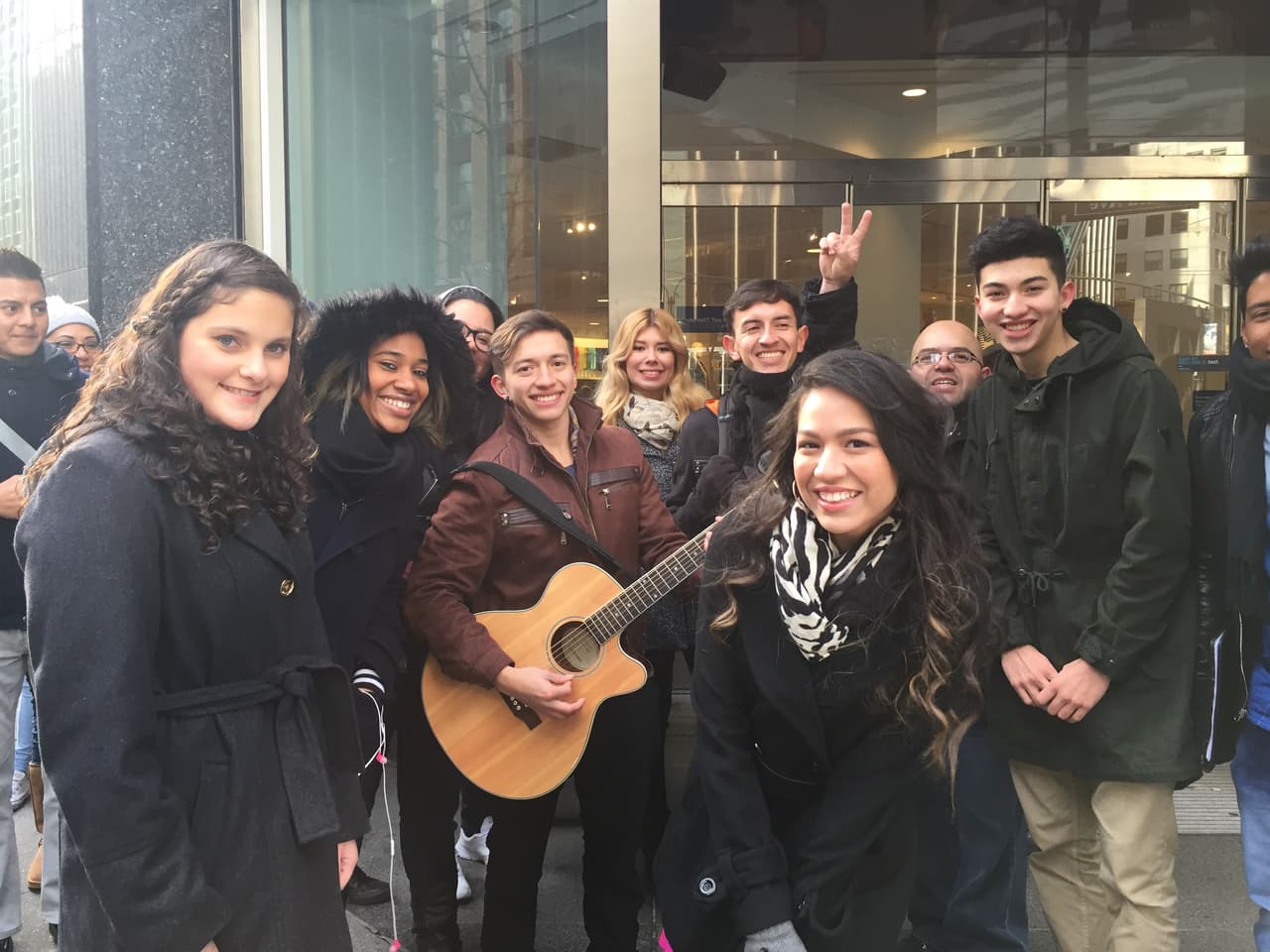 El primer reto de los neoyorquinos fue hacer una fila larga y aguantar frío, pero bien supieron como gozar la experiencia y esperar su turno. Vimos chicos cantando, tocando la guitarra, bailando y hasta se formaron bandas. Una vez más confirmamos que Nueva York tiene lo suyo y estará bien representado en esta nueva temporada.