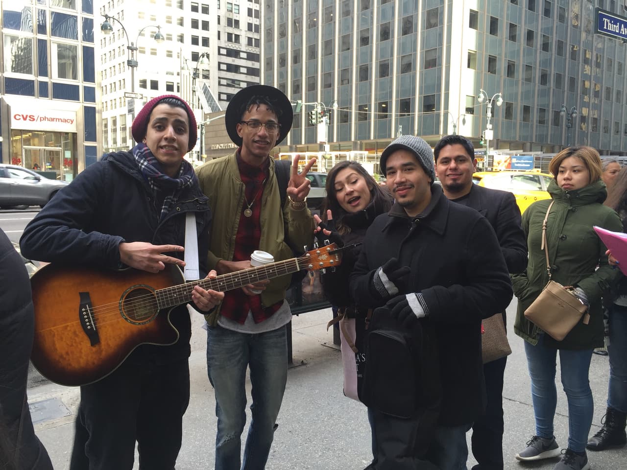 El primer reto de los neoyorquinos fue hacer una fila larga y aguantar frío, pero bien supieron como gozar la experiencia y esperar su turno. Vimos chicos cantando, tocando la guitarra, bailando y hasta se formaron bandas. Una vez más confirmamos que Nueva York tiene lo suyo y estará bien representado en esta nueva temporada.