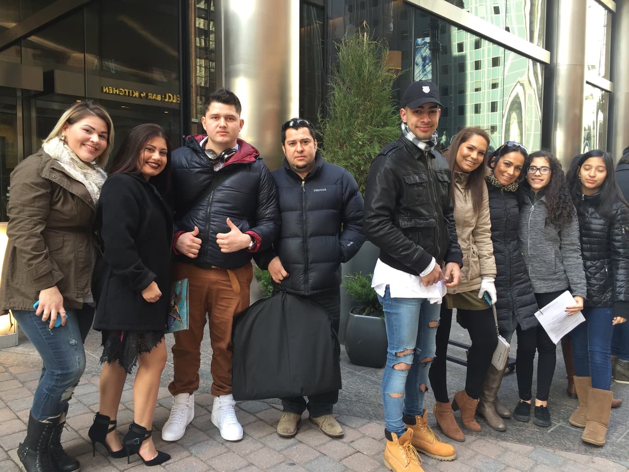 El primer reto de los neoyorquinos fue hacer una fila larga y aguantar frío, pero bien supieron como gozar la experiencia y esperar su turno. Vimos chicos cantando, tocando la guitarra, bailando y hasta se formaron bandas. Una vez más confirmamos que Nueva York tiene lo suyo y estará bien representado en esta nueva temporada.