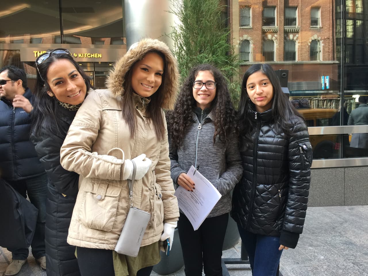 El primer reto de los neoyorquinos fue hacer una fila larga y aguantar frío, pero bien supieron como gozar la experiencia y esperar su turno. Vimos chicos cantando, tocando la guitarra, bailando y hasta se formaron bandas. Una vez más confirmamos que Nueva York tiene lo suyo y estará bien representado en esta nueva temporada.