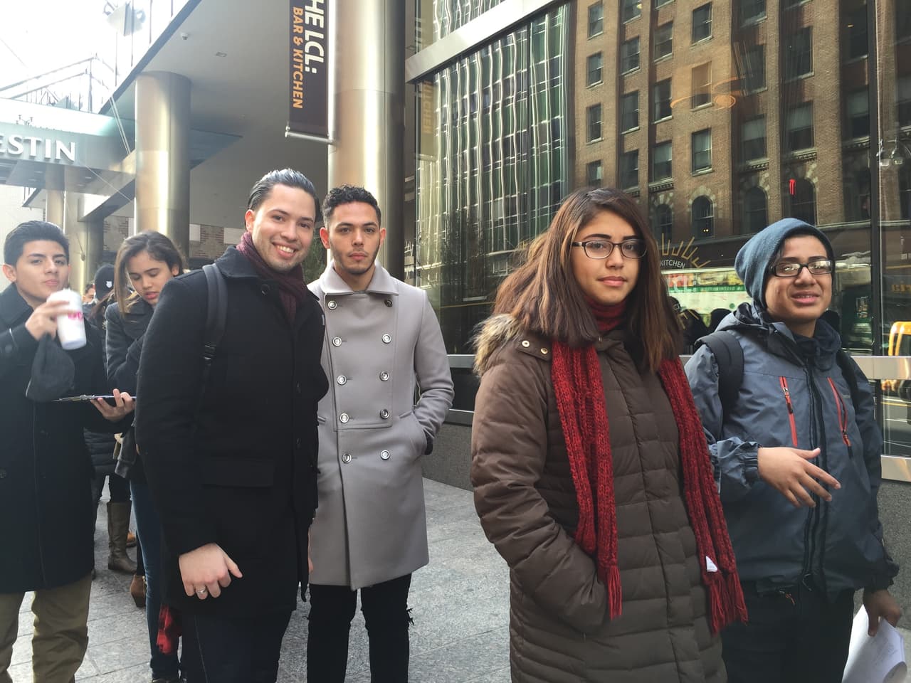 El primer reto de los neoyorquinos fue hacer una fila larga y aguantar frío, pero bien supieron como gozar la experiencia y esperar su turno. Vimos chicos cantando, tocando la guitarra, bailando y hasta se formaron bandas. Una vez más confirmamos que Nueva York tiene lo suyo y estará bien representado en esta nueva temporada.