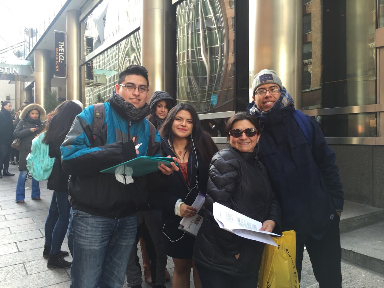 El primer reto de los neoyorquinos fue hacer una fila larga y aguantar frío, pero bien supieron como gozar la experiencia y esperar su turno. Vimos chicos cantando, tocando la guitarra, bailando y hasta se formaron bandas. Una vez más confirmamos que Nueva York tiene lo suyo y estará bien representado en esta nueva temporada.