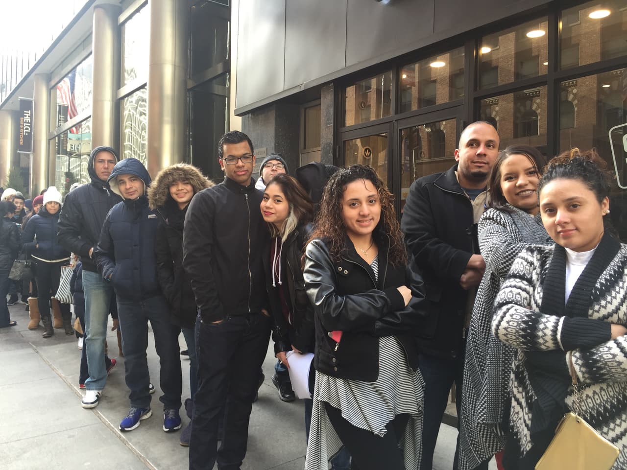 El primer reto de los neoyorquinos fue hacer una fila larga y aguantar frío, pero bien supieron como gozar la experiencia y esperar su turno. Vimos chicos cantando, tocando la guitarra, bailando y hasta se formaron bandas. Una vez más confirmamos que Nueva York tiene lo suyo y estará bien representado en esta nueva temporada.