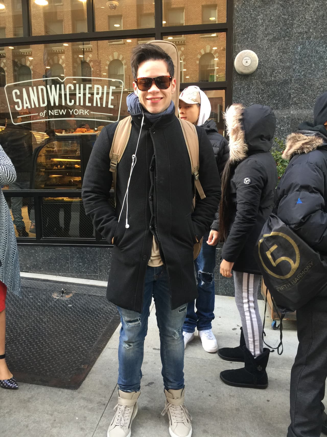 El primer reto de los neoyorquinos fue hacer una fila larga y aguantar frío, pero bien supieron como gozar la experiencia y esperar su turno. Vimos chicos cantando, tocando la guitarra, bailando y hasta se formaron bandas. Una vez más confirmamos que Nueva York tiene lo suyo y estará bien representado en esta nueva temporada.