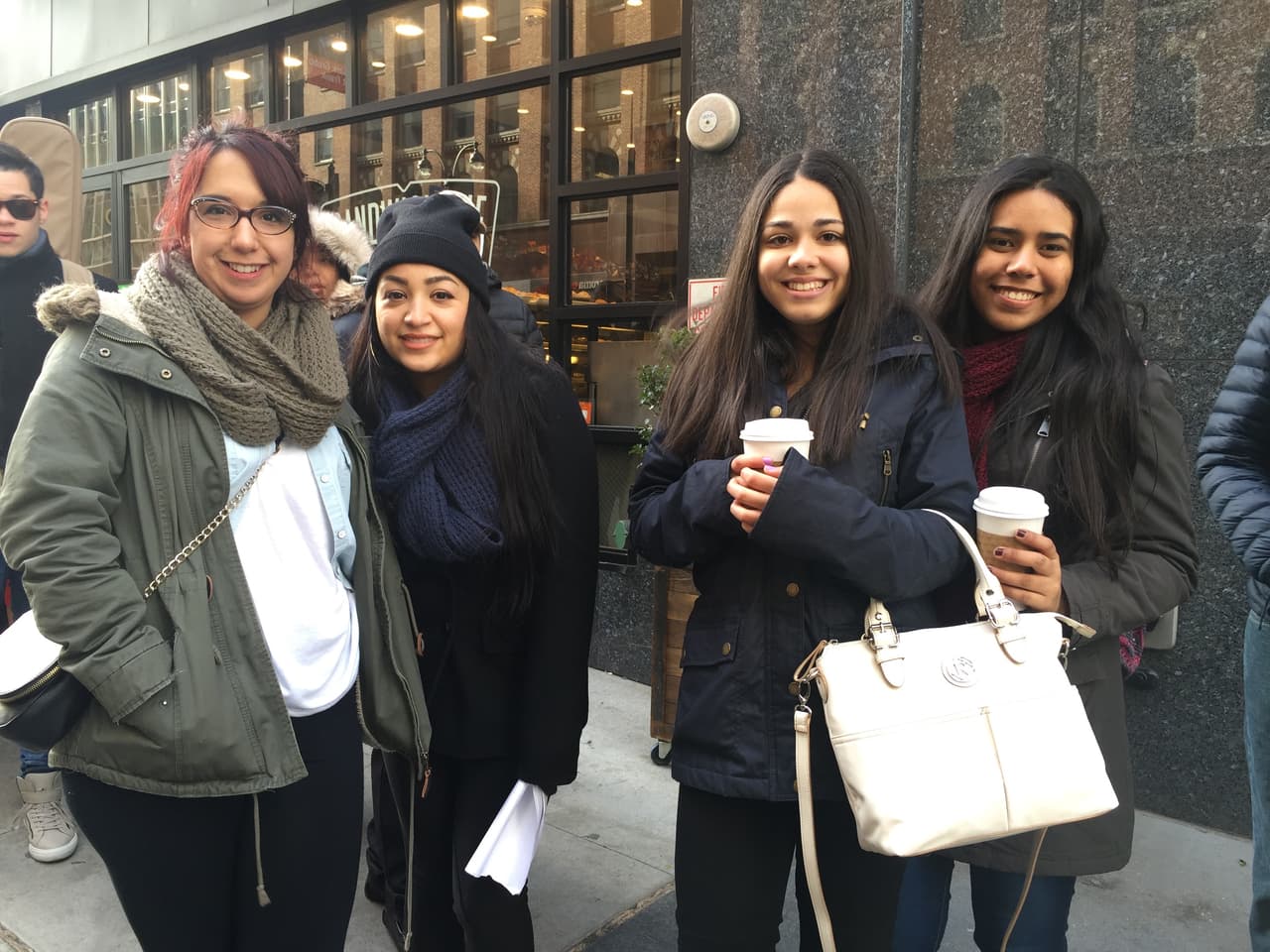 El primer reto de los neoyorquinos fue hacer una fila larga y aguantar frío, pero bien supieron como gozar la experiencia y esperar su turno. Vimos chicos cantando, tocando la guitarra, bailando y hasta se formaron bandas. Una vez más confirmamos que Nueva York tiene lo suyo y estará bien representado en esta nueva temporada.