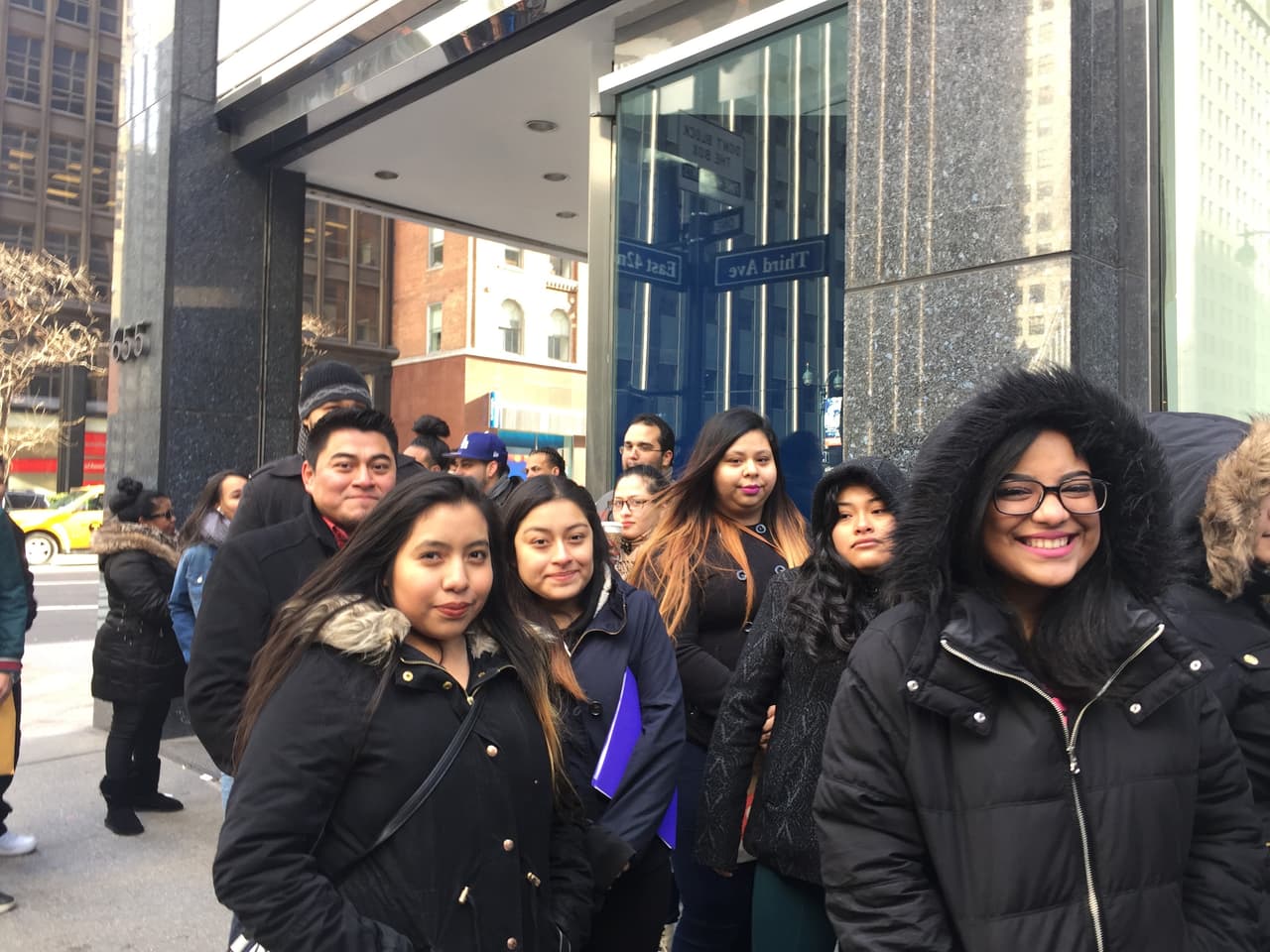 El primer reto de los neoyorquinos fue hacer una fila larga y aguantar frío, pero bien supieron como gozar la experiencia y esperar su turno. Vimos chicos cantando, tocando la guitarra, bailando y hasta se formaron bandas. Una vez más confirmamos que Nueva York tiene lo suyo y estará bien representado en esta nueva temporada.