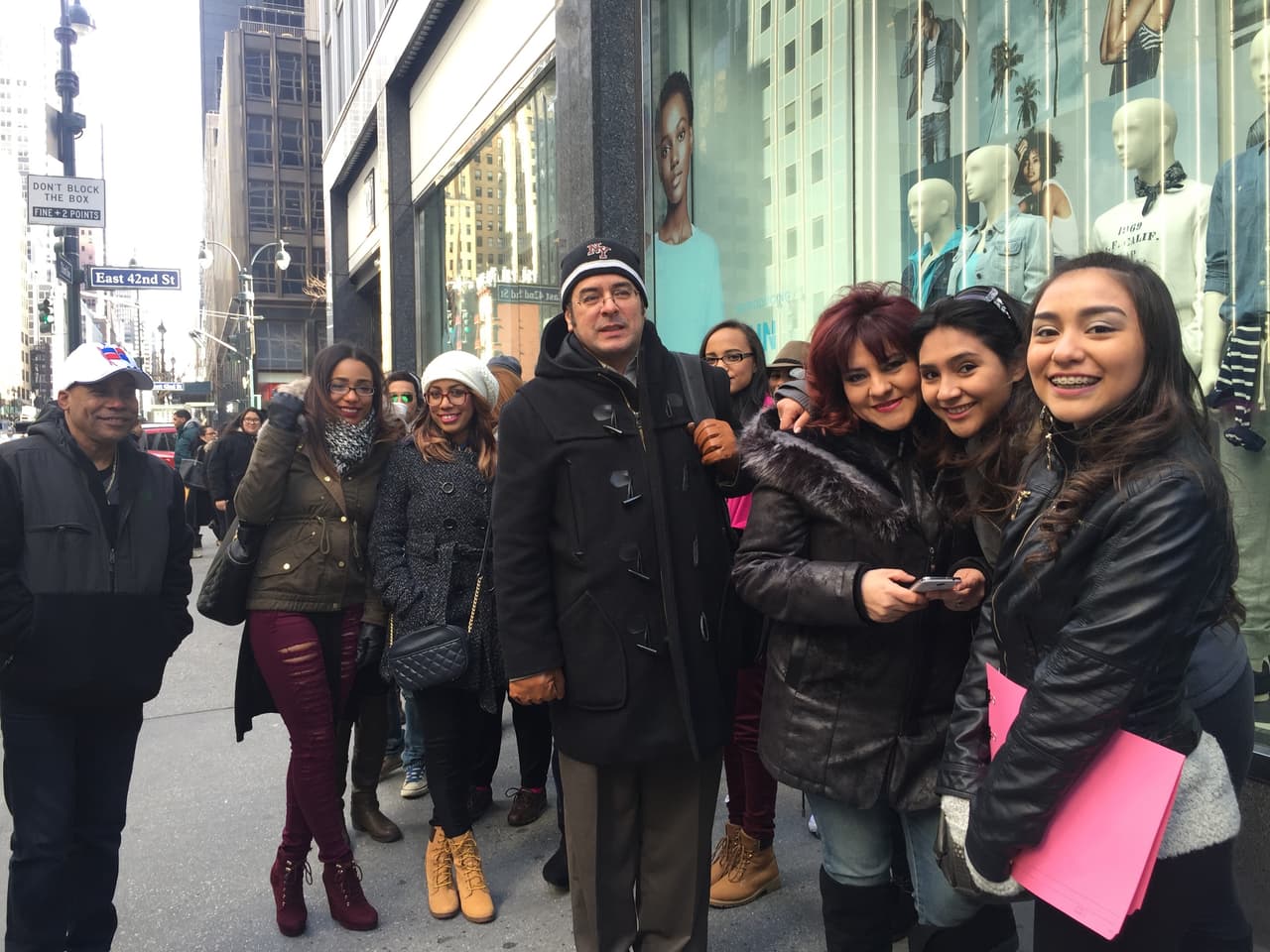 El primer reto de los neoyorquinos fue hacer una fila larga y aguantar frío, pero bien supieron como gozar la experiencia y esperar su turno. Vimos chicos cantando, tocando la guitarra, bailando y hasta se formaron bandas. Una vez más confirmamos que Nueva York tiene lo suyo y estará bien representado en esta nueva temporada.