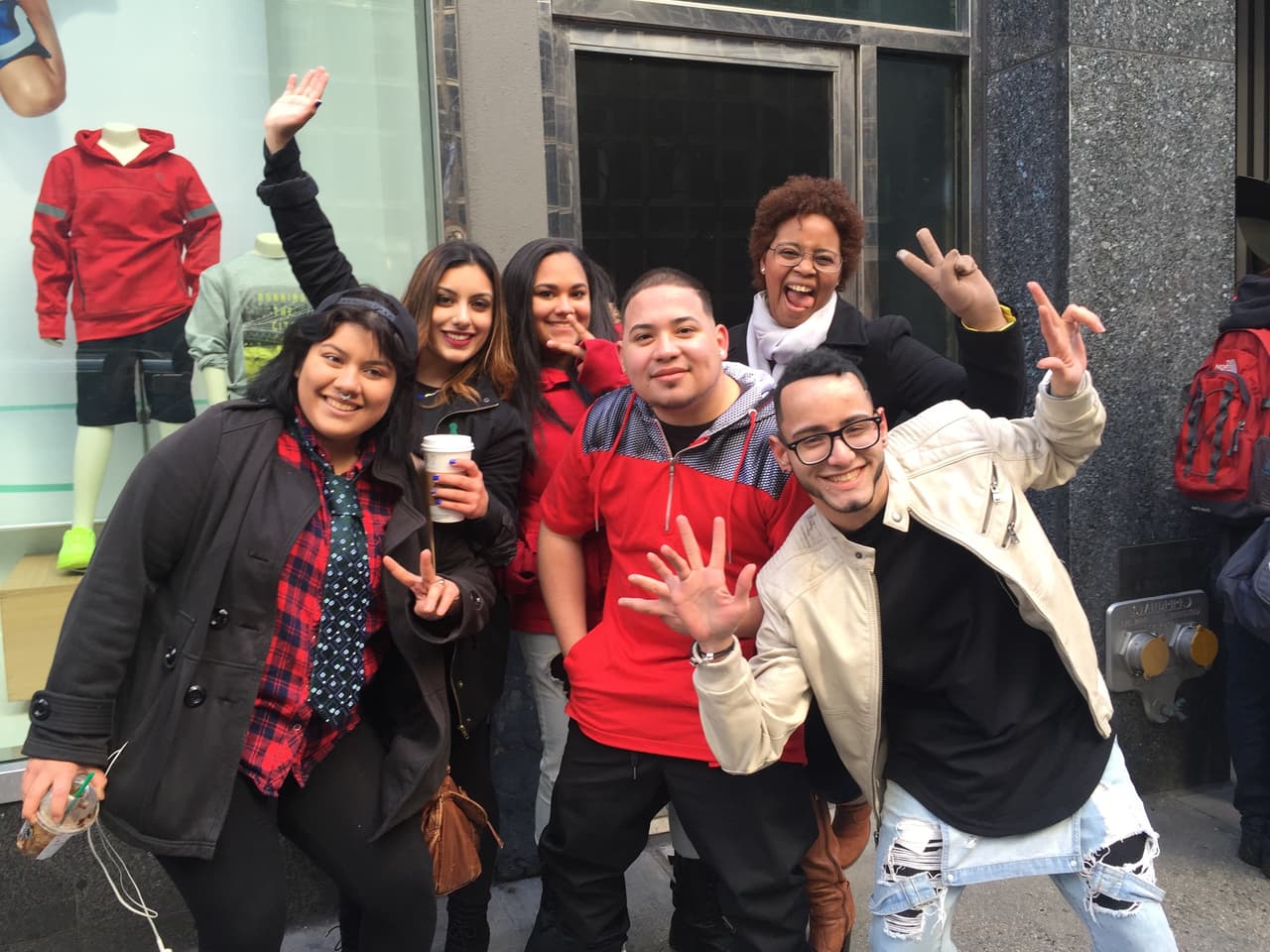 El primer reto de los neoyorquinos fue hacer una fila larga y aguantar frío, pero bien supieron como gozar la experiencia y esperar su turno. Vimos chicos cantando, tocando la guitarra, bailando y hasta se formaron bandas. Una vez más confirmamos que Nueva York tiene lo suyo y estará bien representado en esta nueva temporada.