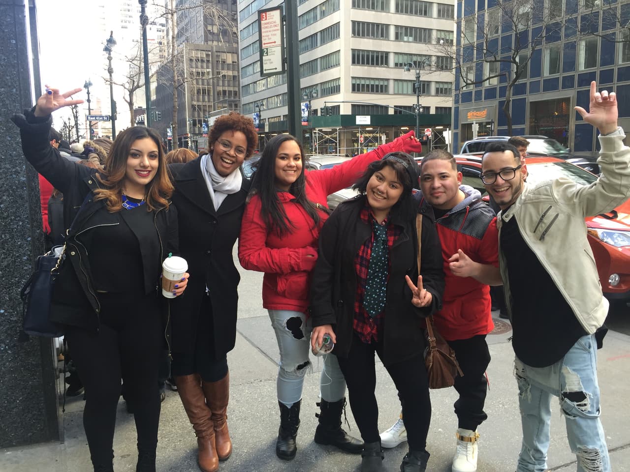 El primer reto de los neoyorquinos fue hacer una fila larga y aguantar frío, pero bien supieron como gozar la experiencia y esperar su turno. Vimos chicos cantando, tocando la guitarra, bailando y hasta se formaron bandas. Una vez más confirmamos que Nueva York tiene lo suyo y estará bien representado en esta nueva temporada.