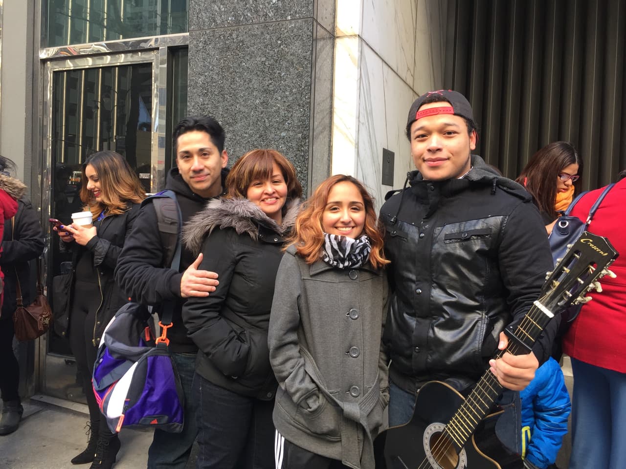 El primer reto de los neoyorquinos fue hacer una fila larga y aguantar frío, pero bien supieron como gozar la experiencia y esperar su turno. Vimos chicos cantando, tocando la guitarra, bailando y hasta se formaron bandas. Una vez más confirmamos que Nueva York tiene lo suyo y estará bien representado en esta nueva temporada.