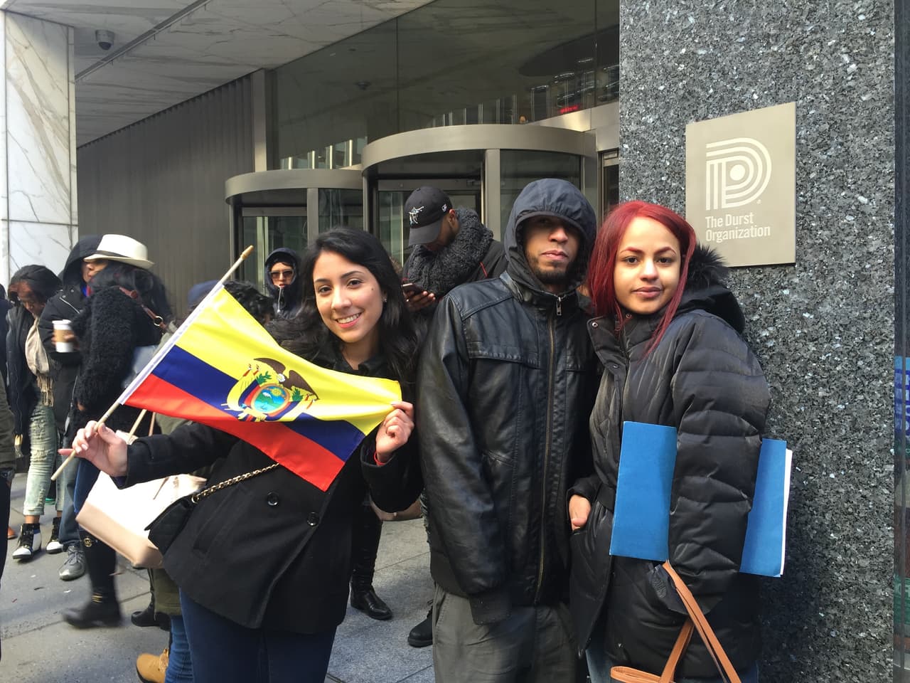 El primer reto de los neoyorquinos fue hacer una fila larga y aguantar frío, pero bien supieron como gozar la experiencia y esperar su turno. Vimos chicos cantando, tocando la guitarra, bailando y hasta se formaron bandas. Una vez más confirmamos que Nueva York tiene lo suyo y estará bien representado en esta nueva temporada.