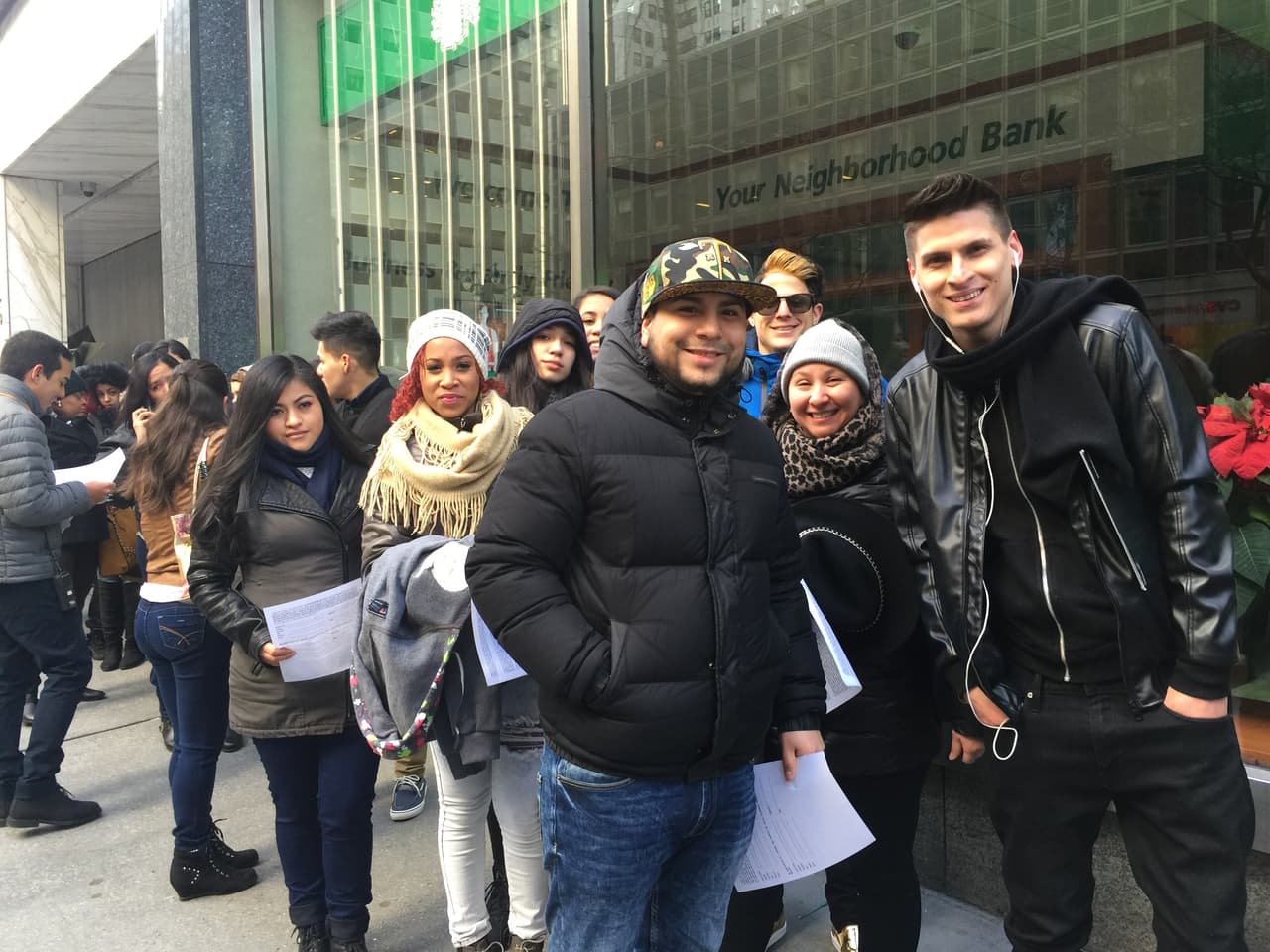 El primer reto de los neoyorquinos fue hacer una fila larga y aguantar frío, pero bien supieron como gozar la experiencia y esperar su turno. Vimos chicos cantando, tocando la guitarra, bailando y hasta se formaron bandas. Una vez más confirmamos que Nueva York tiene lo suyo y estará bien representado en esta nueva temporada.