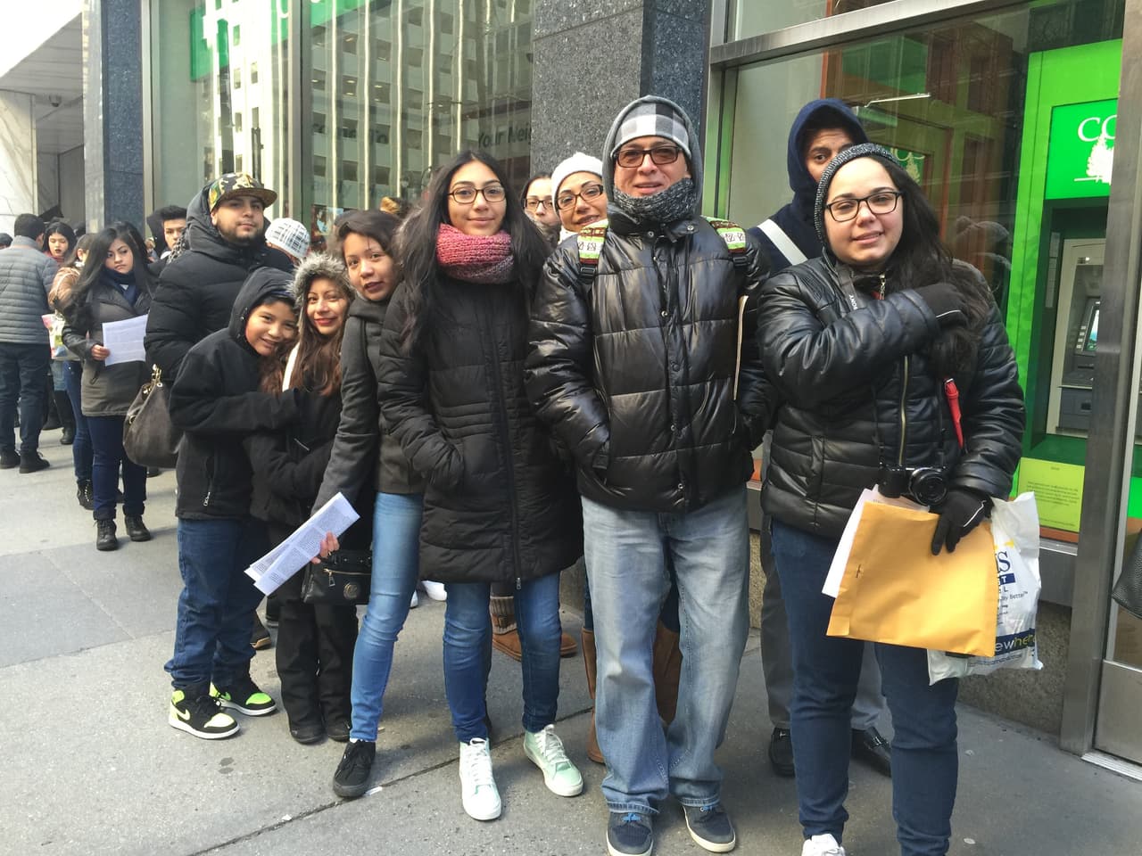 El primer reto de los neoyorquinos fue hacer una fila larga y aguantar frío, pero bien supieron como gozar la experiencia y esperar su turno. Vimos chicos cantando, tocando la guitarra, bailando y hasta se formaron bandas. Una vez más confirmamos que Nueva York tiene lo suyo y estará bien representado en esta nueva temporada.