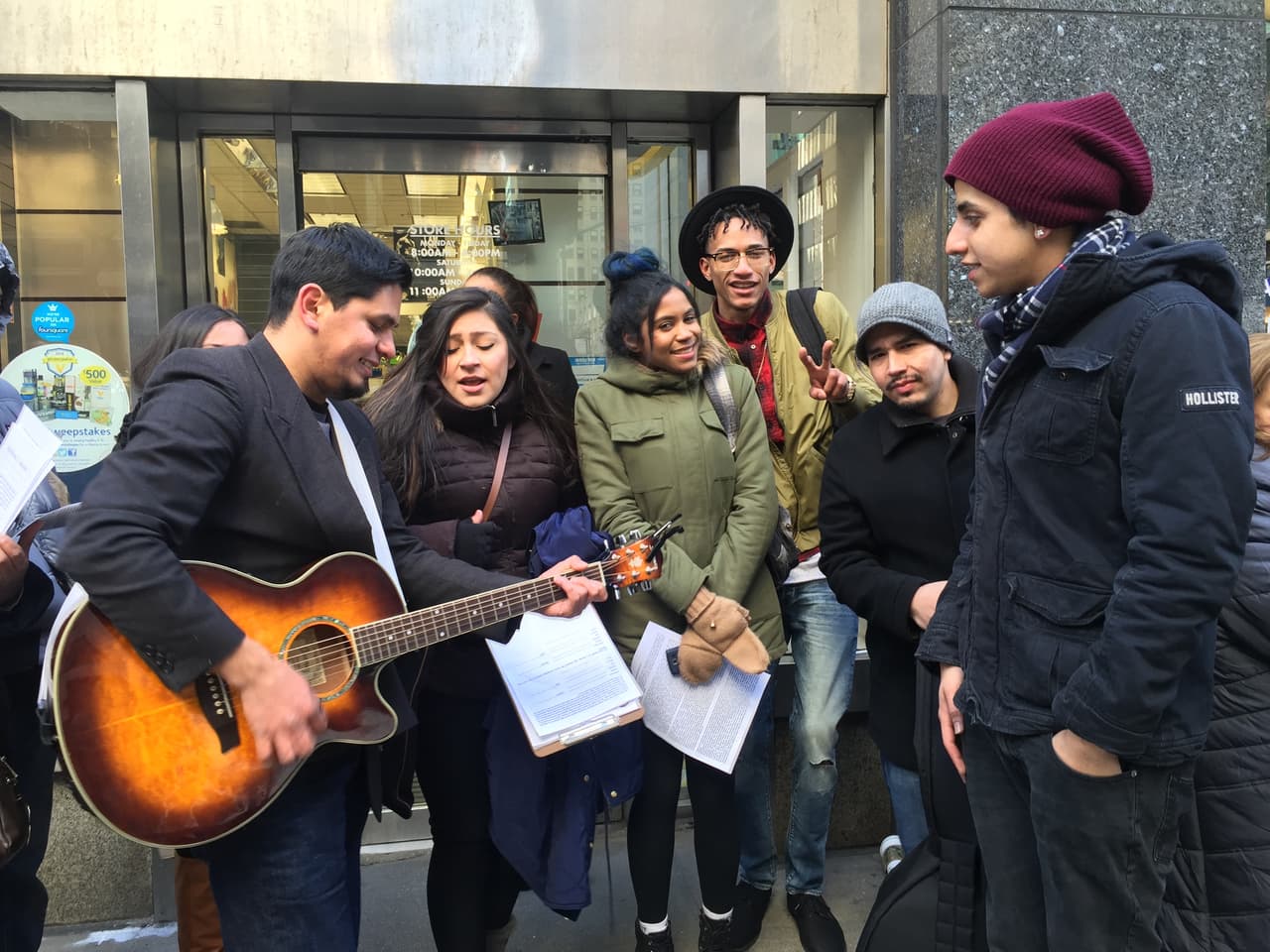El primer reto de los neoyorquinos fue hacer una fila larga y aguantar frío, pero bien supieron como gozar la experiencia y esperar su turno. Vimos chicos cantando, tocando la guitarra, bailando y hasta se formaron bandas. Una vez más confirmamos que Nueva York tiene lo suyo y estará bien representado en esta nueva temporada.