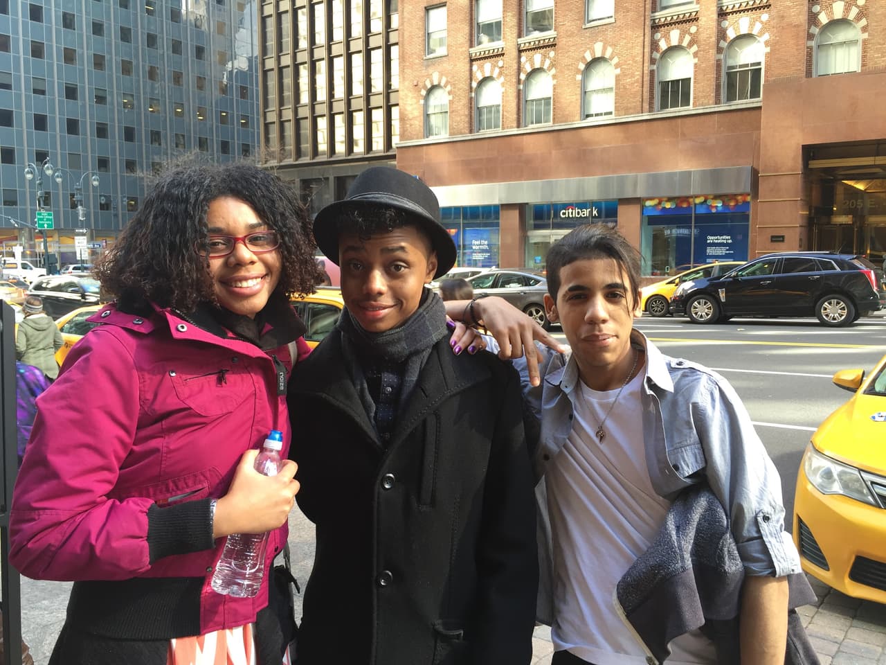 El primer reto de los neoyorquinos fue hacer una fila larga y aguantar frío, pero bien supieron como gozar la experiencia y esperar su turno. Vimos chicos cantando, tocando la guitarra, bailando y hasta se formaron bandas. Una vez más confirmamos que Nueva York tiene lo suyo y estará bien representado en esta nueva temporada.