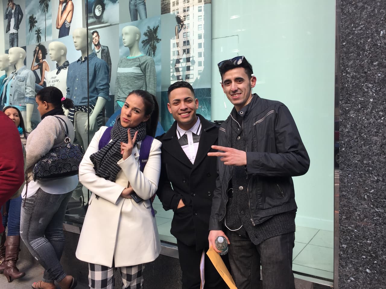 El primer reto de los neoyorquinos fue hacer una fila larga y aguantar frío, pero bien supieron como gozar la experiencia y esperar su turno. Vimos chicos cantando, tocando la guitarra, bailando y hasta se formaron bandas. Una vez más confirmamos que Nueva York tiene lo suyo y estará bien representado en esta nueva temporada.