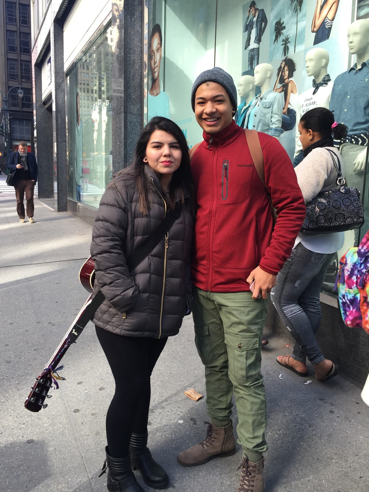 El primer reto de los neoyorquinos fue hacer una fila larga y aguantar frío, pero bien supieron como gozar la experiencia y esperar su turno. Vimos chicos cantando, tocando la guitarra, bailando y hasta se formaron bandas. Una vez más confirmamos que Nueva York tiene lo suyo y estará bien representado en esta nueva temporada.