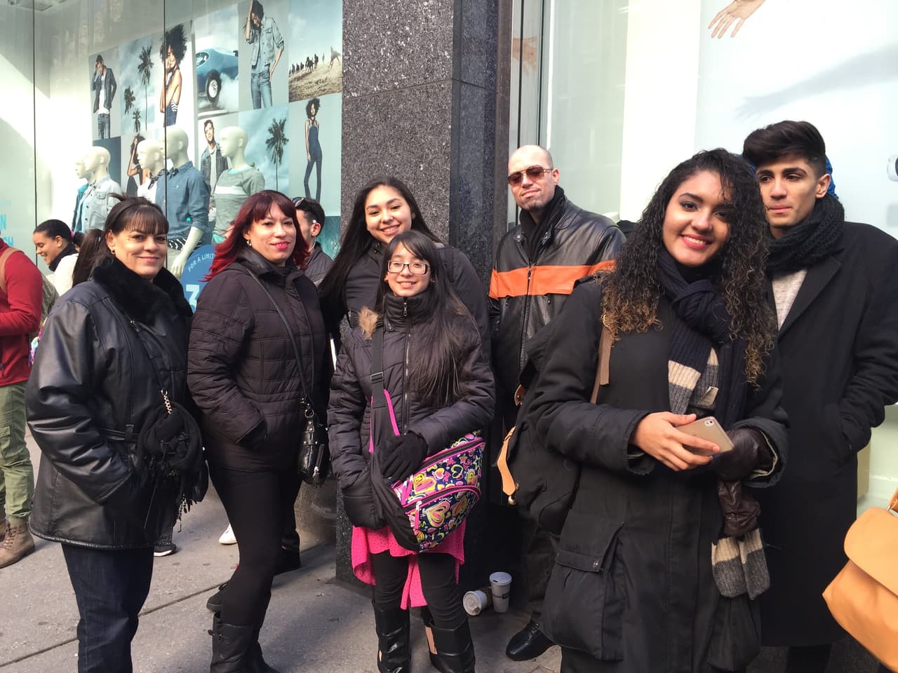 El primer reto de los neoyorquinos fue hacer una fila larga y aguantar frío, pero bien supieron como gozar la experiencia y esperar su turno. Vimos chicos cantando, tocando la guitarra, bailando y hasta se formaron bandas. Una vez más confirmamos que Nueva York tiene lo suyo y estará bien representado en esta nueva temporada.