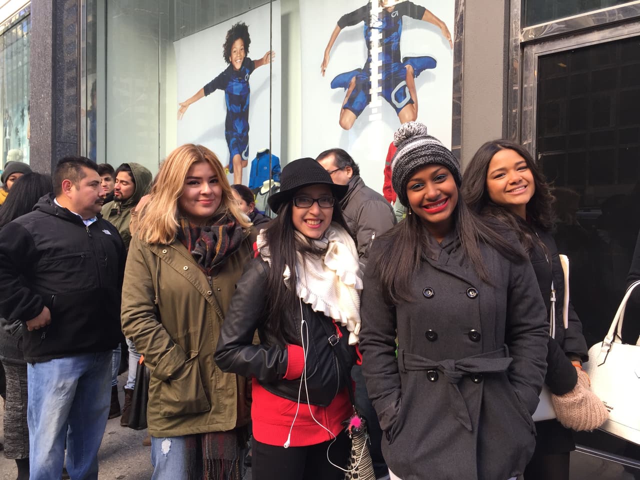 El primer reto de los neoyorquinos fue hacer una fila larga y aguantar frío, pero bien supieron como gozar la experiencia y esperar su turno. Vimos chicos cantando, tocando la guitarra, bailando y hasta se formaron bandas. Una vez más confirmamos que Nueva York tiene lo suyo y estará bien representado en esta nueva temporada.