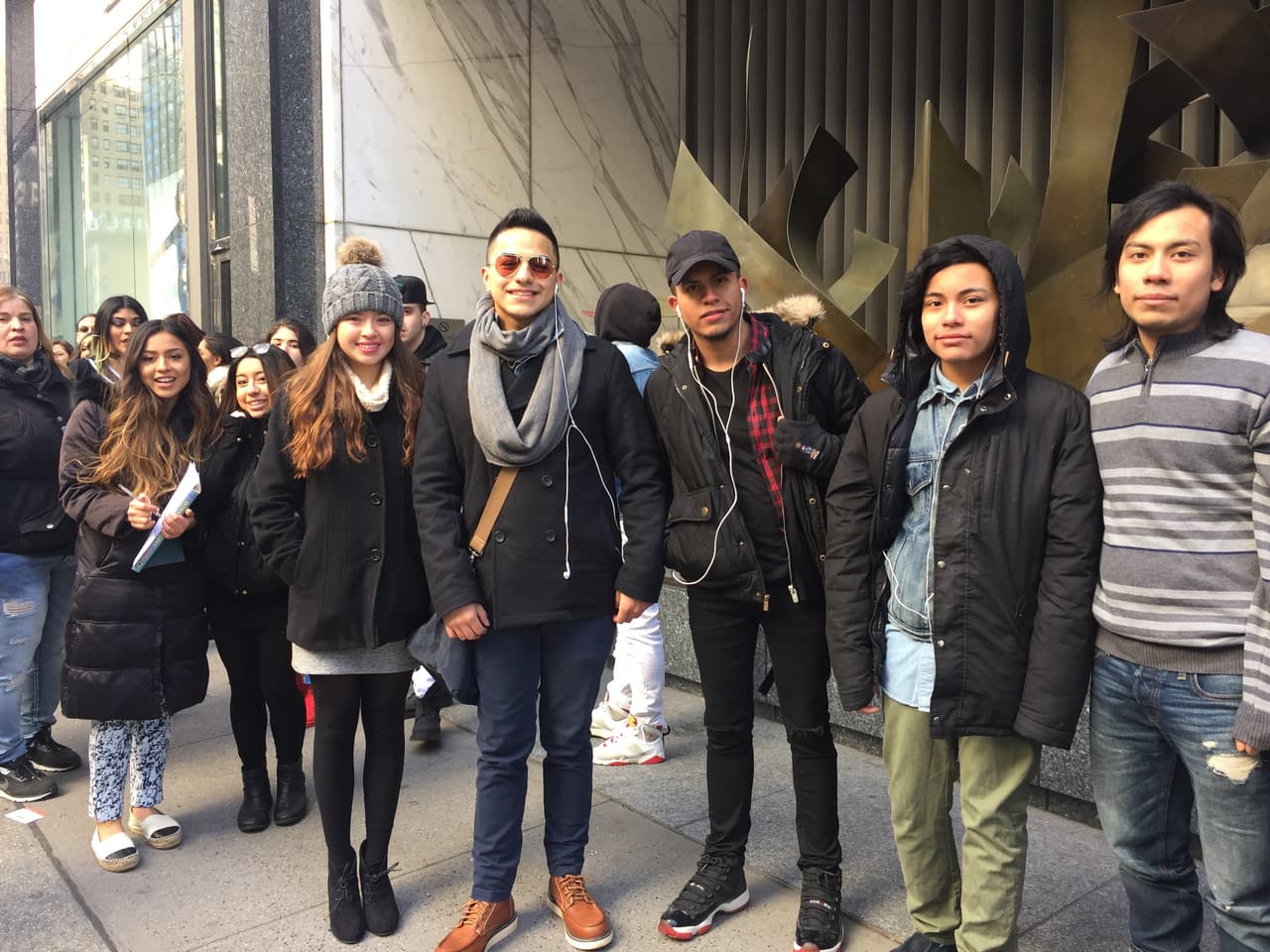 El primer reto de los neoyorquinos fue hacer una fila larga y aguantar frío, pero bien supieron como gozar la experiencia y esperar su turno. Vimos chicos cantando, tocando la guitarra, bailando y hasta se formaron bandas. Una vez más confirmamos que Nueva York tiene lo suyo y estará bien representado en esta nueva temporada.