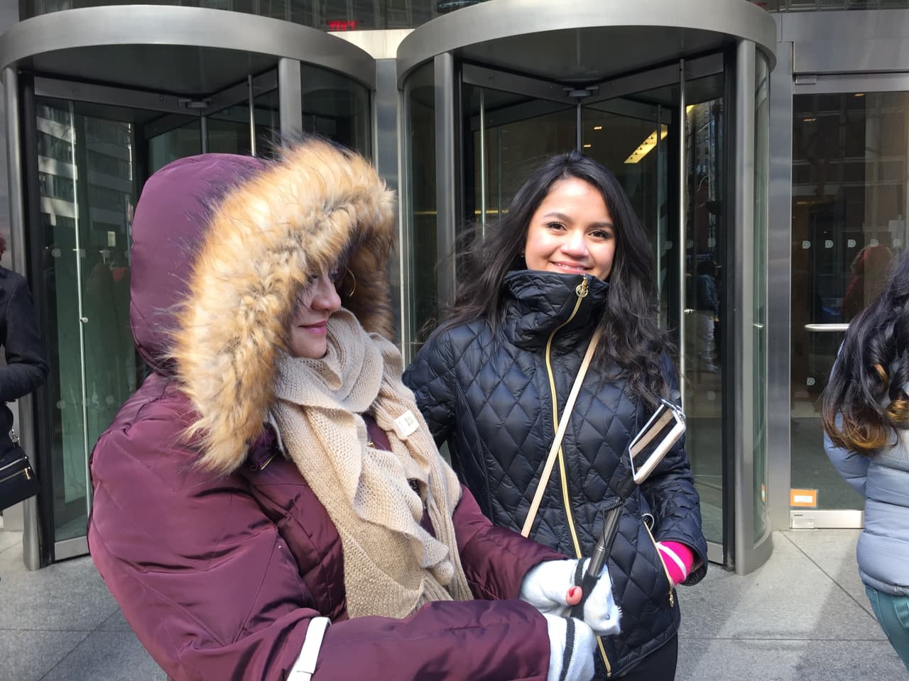 El primer reto de los neoyorquinos fue hacer una fila larga y aguantar frío, pero bien supieron como gozar la experiencia y esperar su turno. Vimos chicos cantando, tocando la guitarra, bailando y hasta se formaron bandas. Una vez más confirmamos que Nueva York tiene lo suyo y estará bien representado en esta nueva temporada.