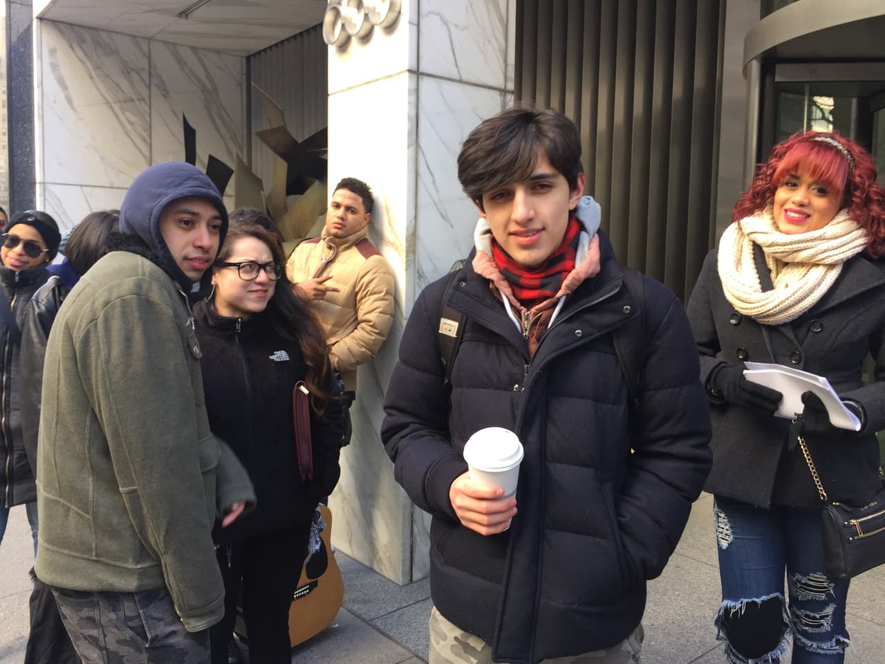 El primer reto de los neoyorquinos fue hacer una fila larga y aguantar frío, pero bien supieron como gozar la experiencia y esperar su turno. Vimos chicos cantando, tocando la guitarra, bailando y hasta se formaron bandas. Una vez más confirmamos que Nueva York tiene lo suyo y estará bien representado en esta nueva temporada.