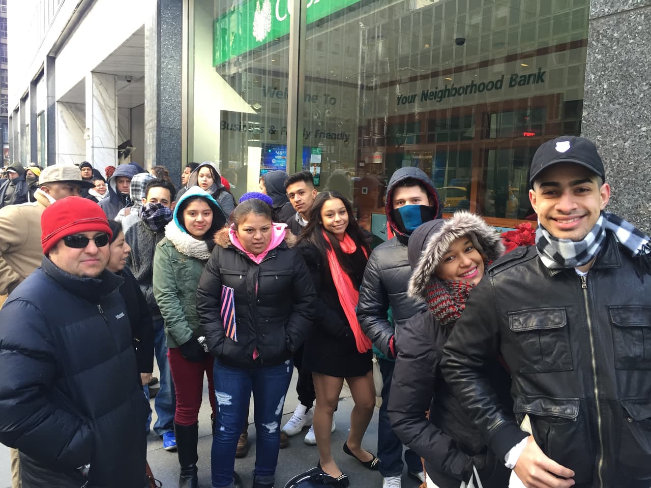 El primer reto de los neoyorquinos fue hacer una fila larga y aguantar frío, pero bien supieron como gozar la experiencia y esperar su turno. Vimos chicos cantando, tocando la guitarra, bailando y hasta se formaron bandas. Una vez más confirmamos que Nueva York tiene lo suyo y estará bien representado en esta nueva temporada.