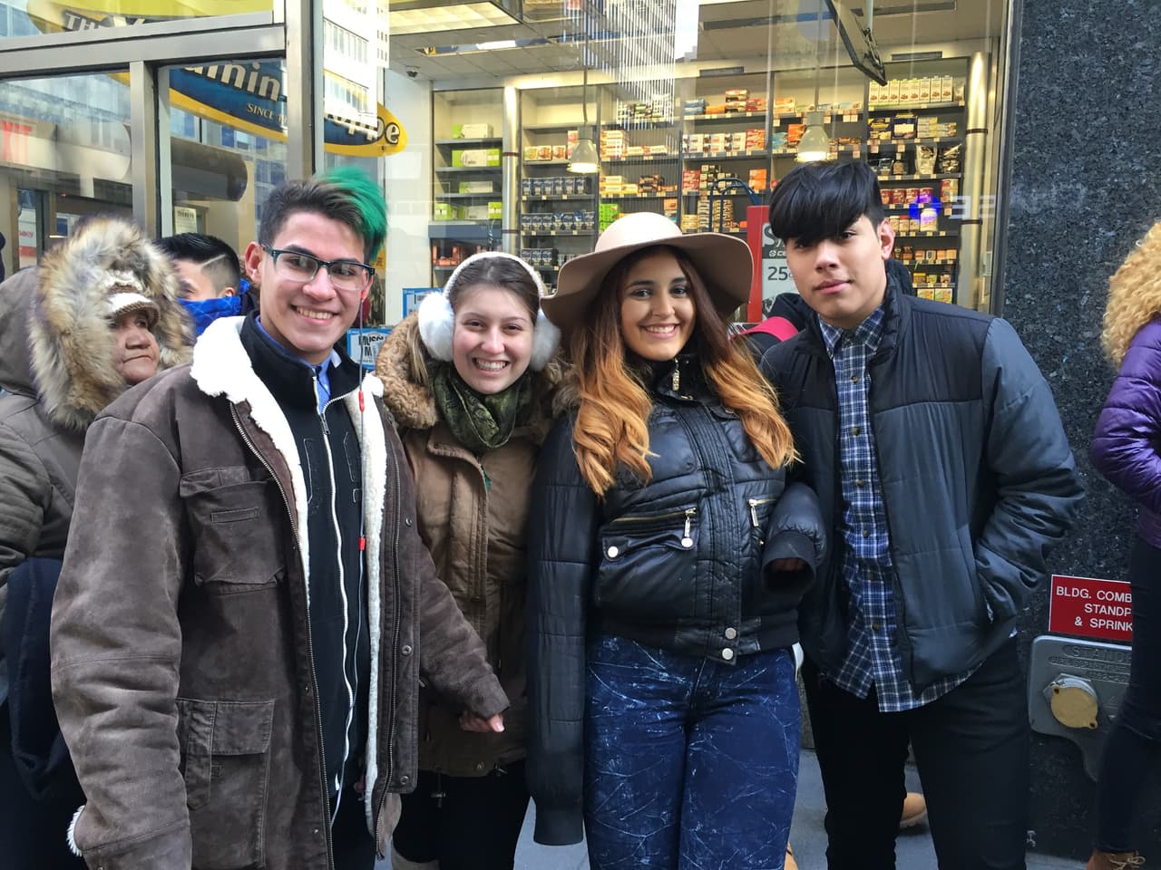 El primer reto de los neoyorquinos fue hacer una fila larga y aguantar frío, pero bien supieron como gozar la experiencia y esperar su turno. Vimos chicos cantando, tocando la guitarra, bailando y hasta se formaron bandas. Una vez más confirmamos que Nueva York tiene lo suyo y estará bien representado en esta nueva temporada.